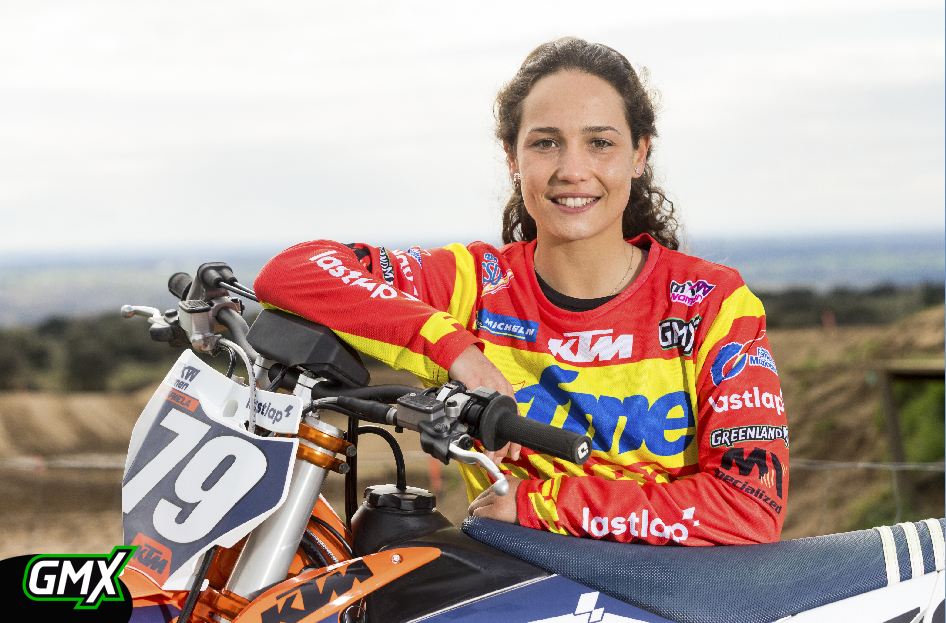 Gabriela Seisdedos, ocho veces campeona de España de motocross, pone rumbo a Loket para la primera carrera del Mundial, formando parte de la Selección Española de Motocross.
